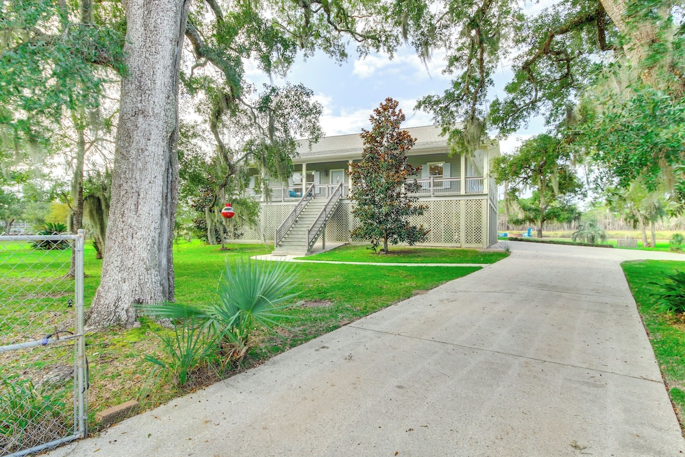 Pool, Fire Pit & Tennis Court: Gem in Bay St Louis