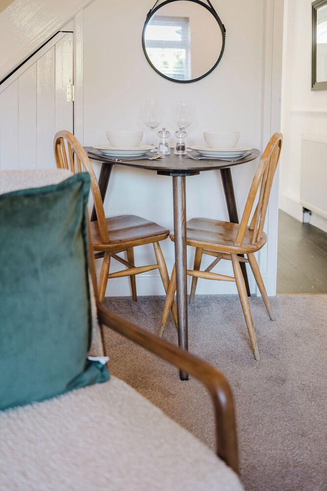 Corner House - Bright 2BD in Cheltenham