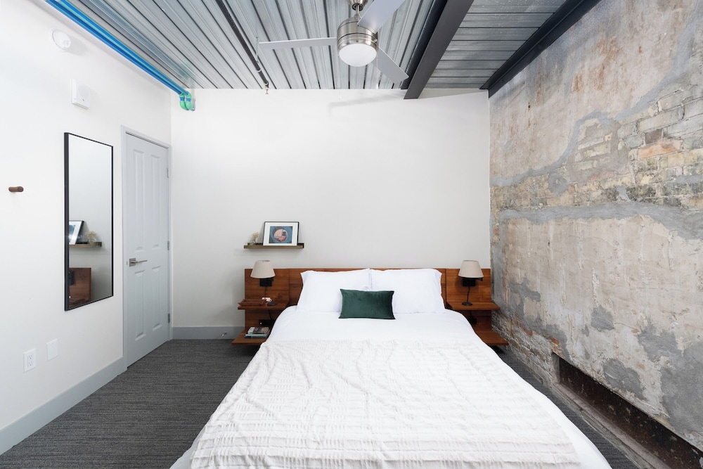 Brewery District Apartment Near Fiserv with Rooftop, Gym, and Parking
