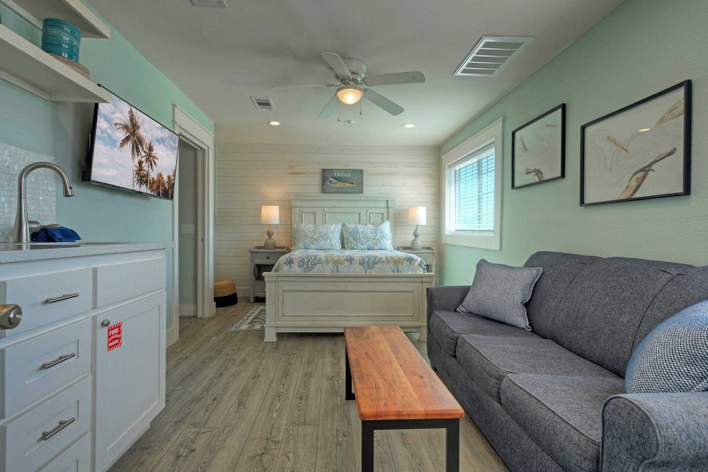 Blue Marlin & Dolphin Buyout Marina-front Escape for 10 Guests Walkable Access to Port A