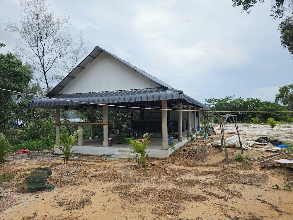 White Beach Hostel