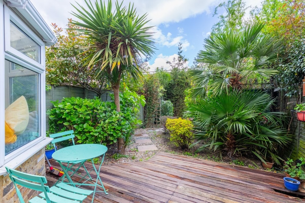 Gorgeous 2BD Garden Getaway, Victoria Park