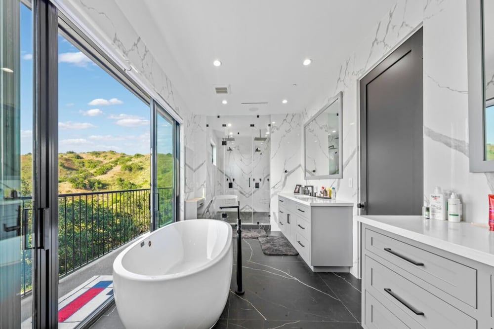 Oak Haven Sanctuary - Grand Estate With Pool, Guest House & Scenic Views
