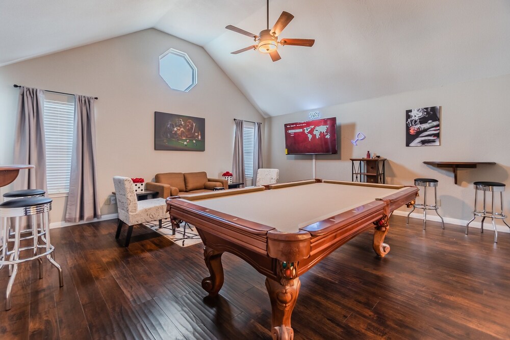 Discount Included! Stunning, Modern, Spacious Getaway Fits Any Group, 2 Game Rooms, Hot Tub 5 Bedroom Home by Redawning - Property Image 38