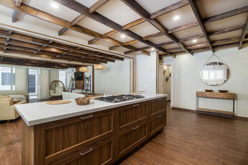 New 5 Bedroom Private Pool Near Superfood