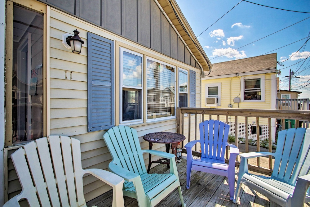 Cozy Hampton Cottage - Walk to Beaches & Marina!