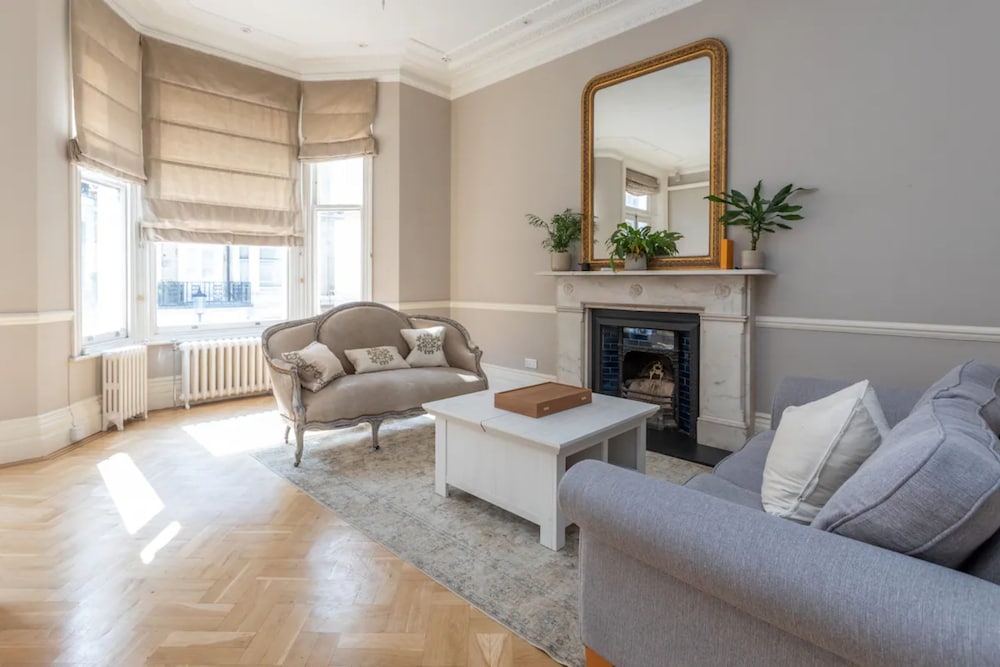 Charming 1BD Flat With Balcony - Kensington