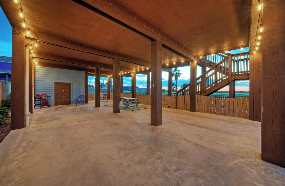 Sleeps 22 2 Homes w/ Private Pool, Game Room, Nature Views 7 BDR Avantstay