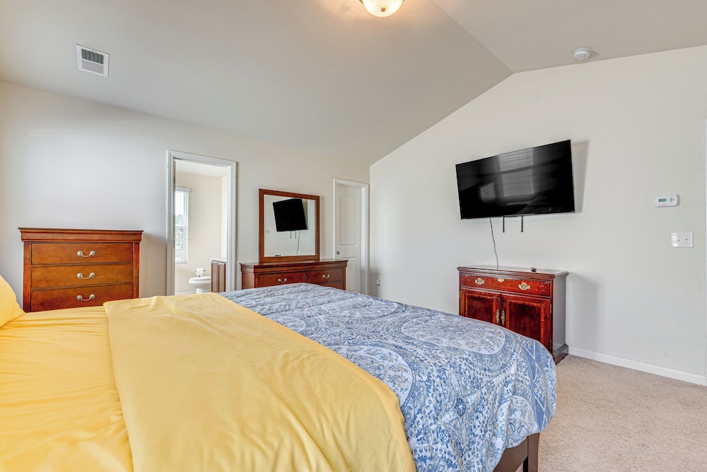 6 Mi to Atlanta Airport! Home w/ Furnished Patio