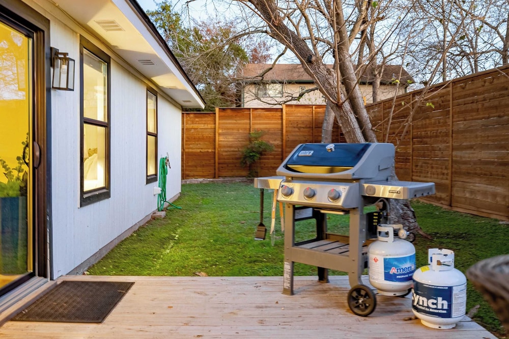 Private Yard w/ BBQ & Games, Steps to South Congress & Barton Creek Clarksburg