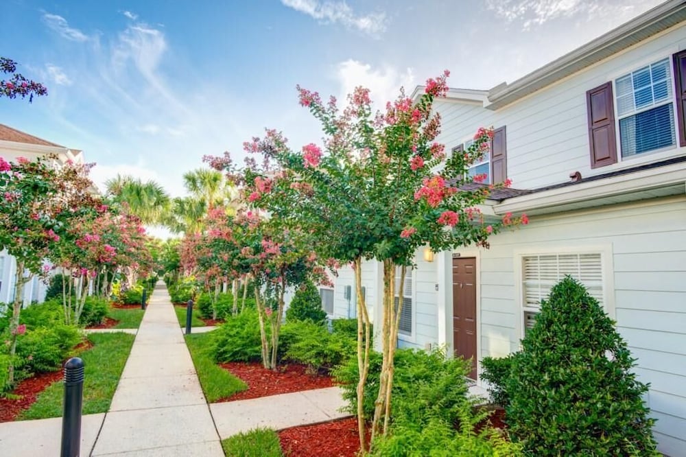 Lucaya 3 Bedroom 2 Bath Townhome With Zero Entry Resort Pool - Image 1