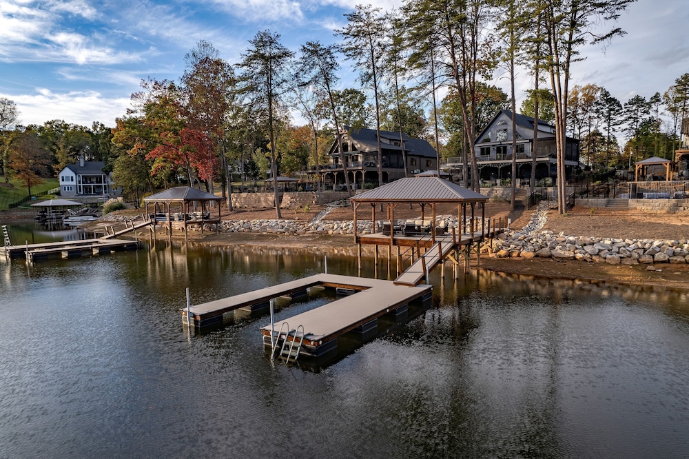Blue Heron by Avantstay Lakefront Dock Pool Theater Sleeps 22
