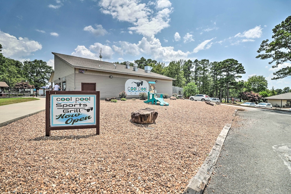 4 Mi to Greers Ferry Lake: Condo w/ Deck & Balcony