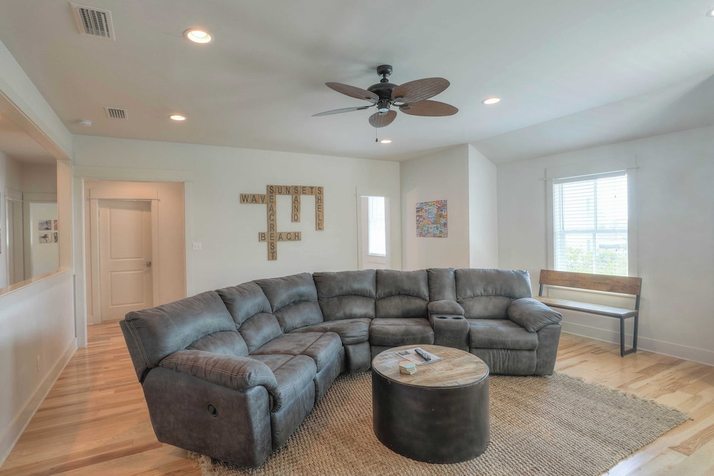 Dunn Inn 2 by Avantstay Walk to Beach, Pool Access, Sleeps 17!