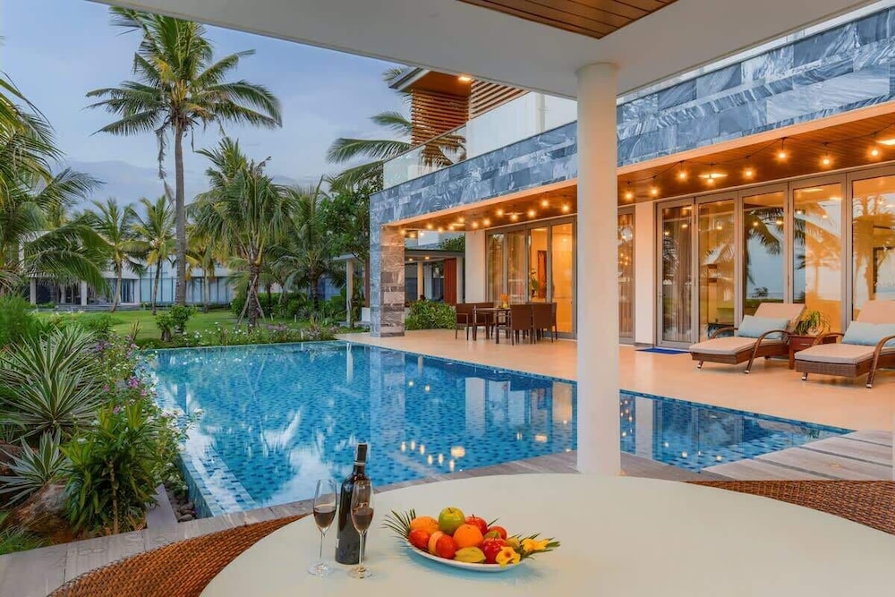 Luxe 6BR Beachfront Villa: Group Getaway Haven