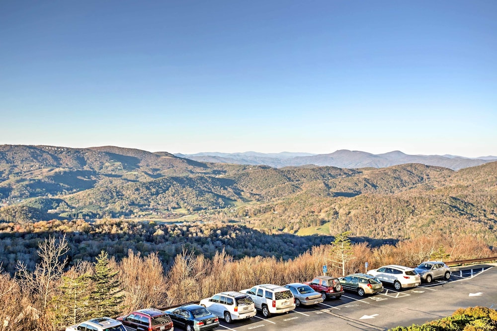 Cozy Sugar Mountain Condo w/ Pool, Walk to Slopes! view 2