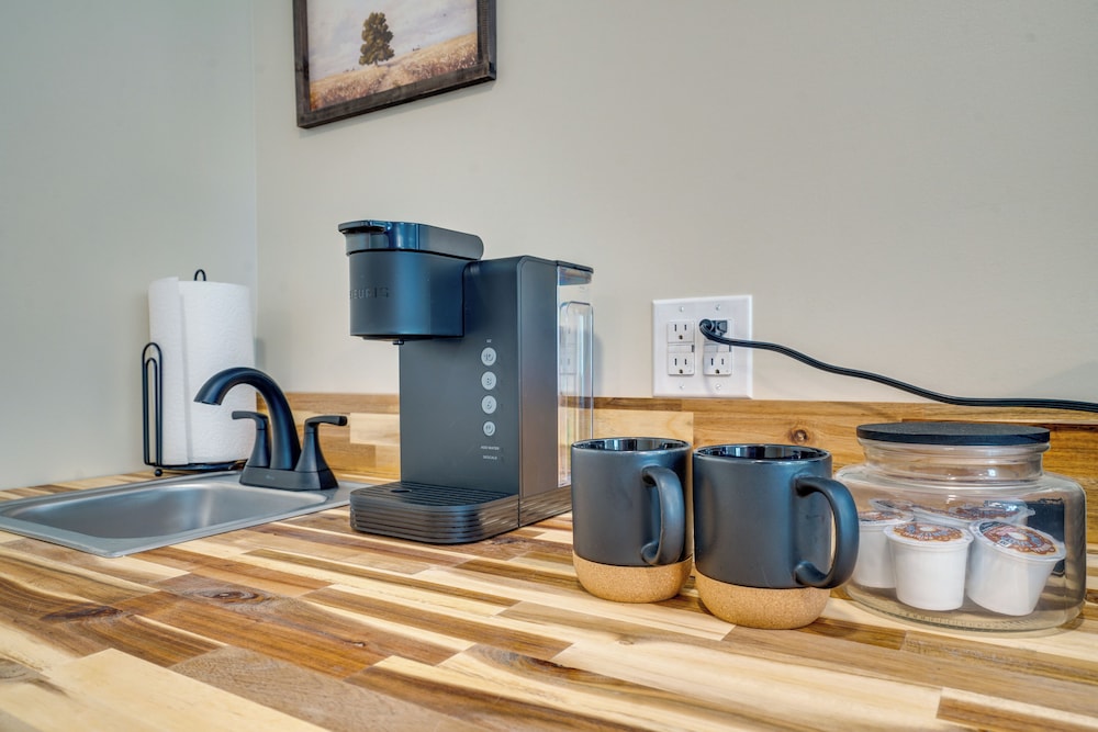Studio Stay w/ Deck in Missouri Wine Country