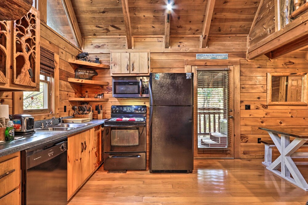 Smoky Mountain Log Cabin: 7 Mi to Gatlinburg! view 4