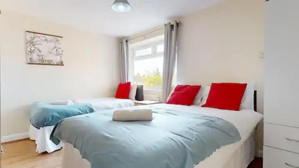 Beautiful 2-bed Apartment in Stanford-le-hope view 2