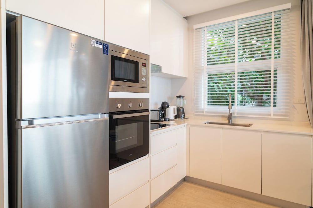 Cozy 2-Bed Apt by the Sea & Beach KBR37
