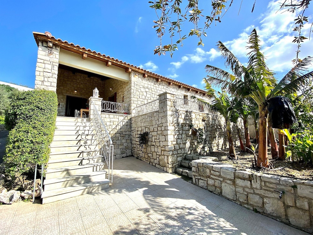 Eros Villa