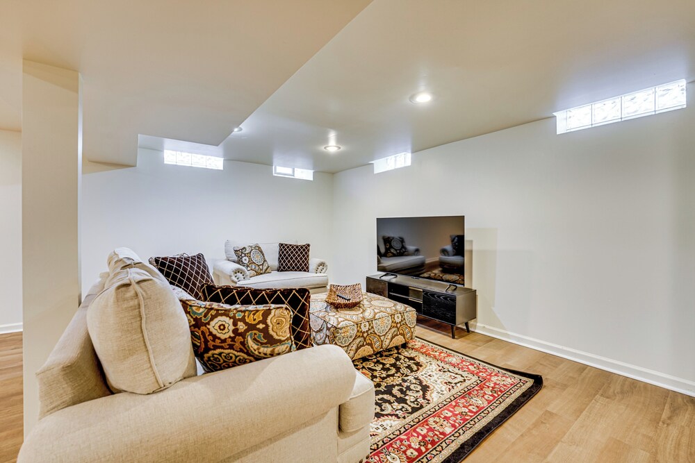 Fire Pit & Yard: Family Home in Farmington Hills!