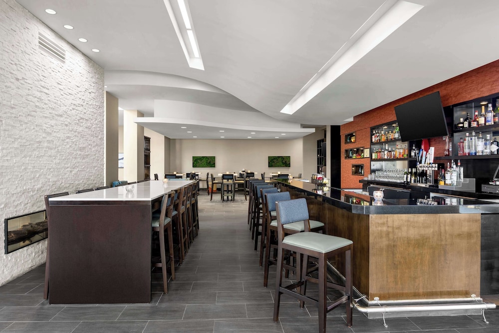Elizabeth Vacations - Embassy Suites Newark Airport - Property Image 9