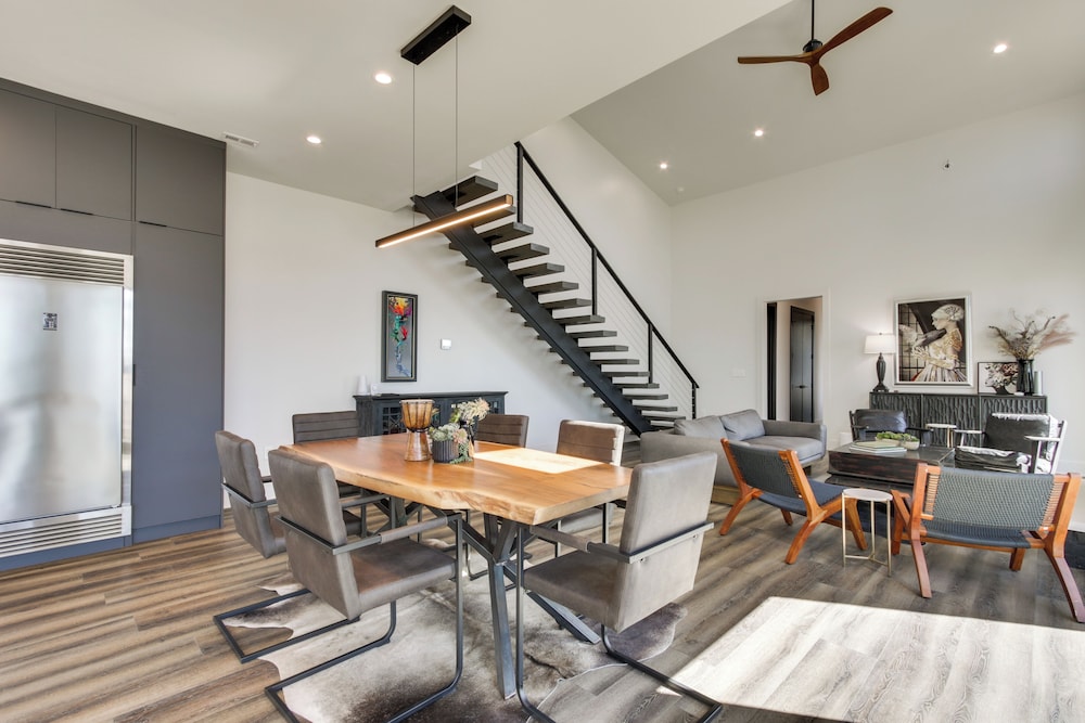Private Dock & River Views: Modern Gem in Waterloo