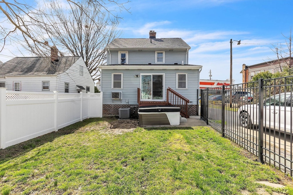 Cozy Getaway With Hot Tub, Patio & Fenced Yard 3 Bedroom Home