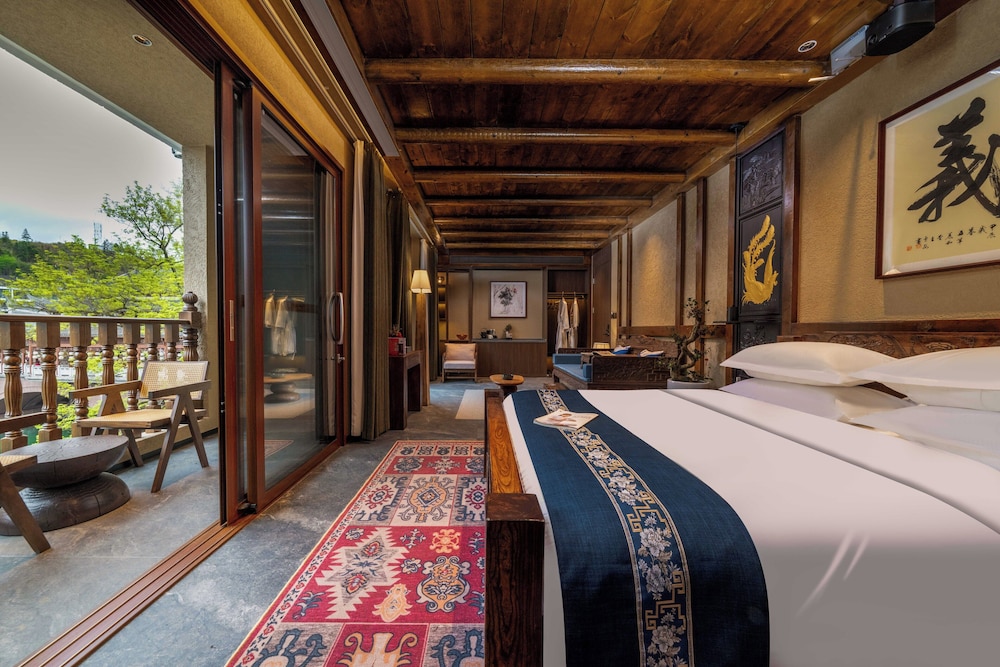 Fenghuang Yiquan River View B&B