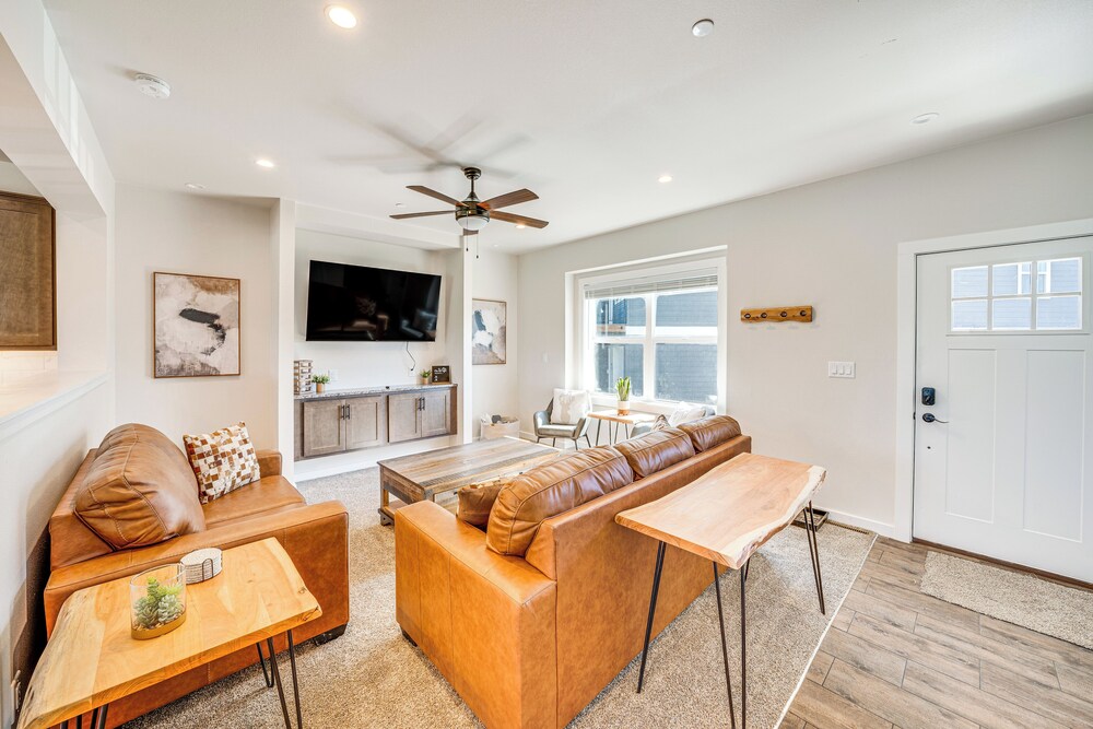 Private Hot Tub: Newly Built Fraser Townhome