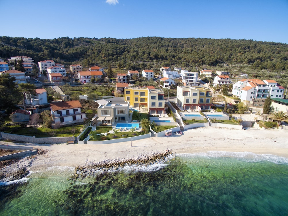 Acadia Beach Villas & Apartments, Slatine