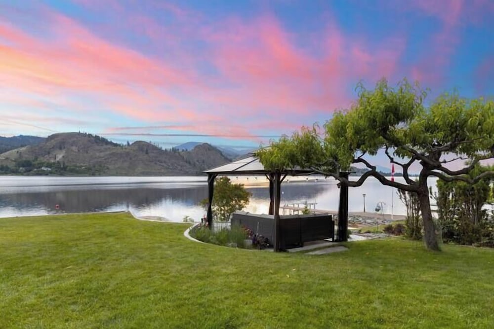Skaha Lakefront Inn