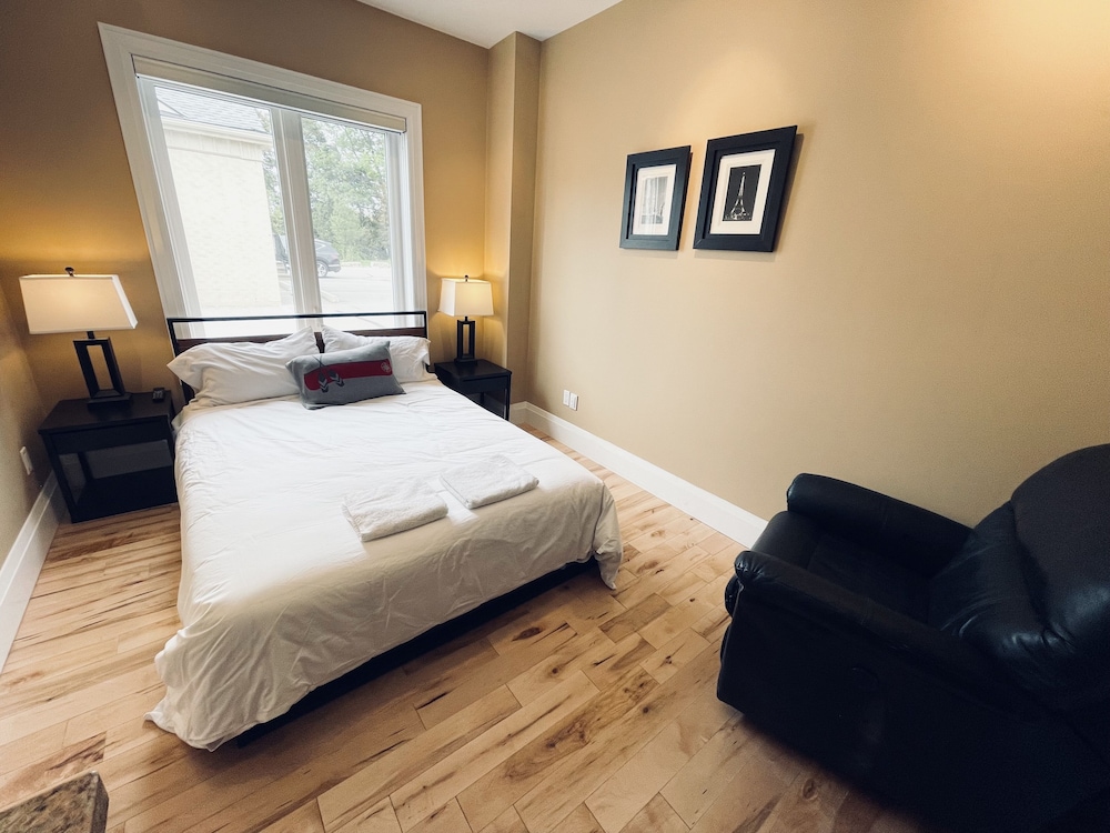 Chic Two Bedroom Downtown Condo-4
