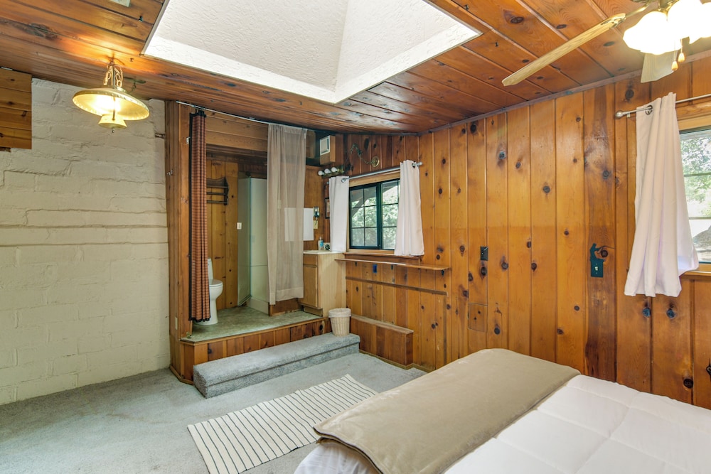 5 Mi to Lake Oroville: Huge Riverfront Home!