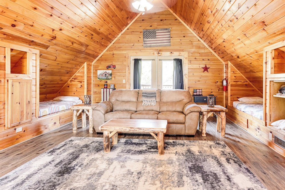 Cabin w/ Deck, Hot Tub & Douglas Lake Resort Perks