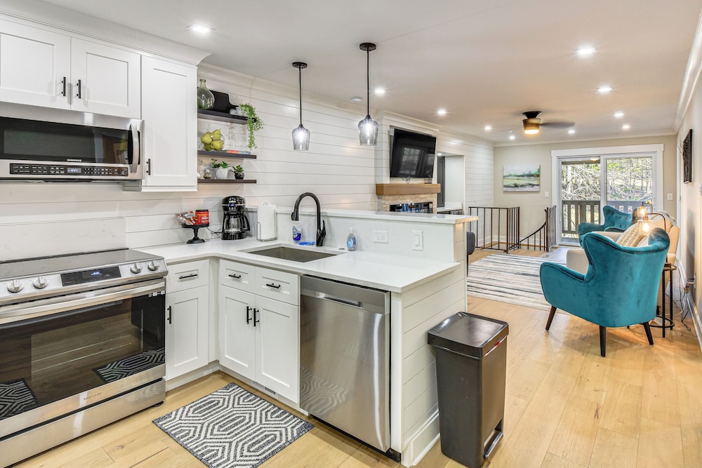 Golf Course View: Modern Keowee Key Condo!