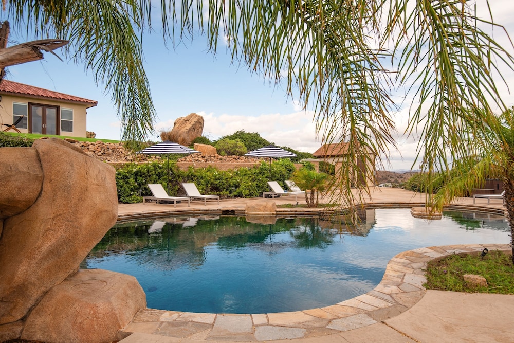 Colina by Avantstay Secluded Mountain Top Oasis w Pool Hot Tub Putting Green