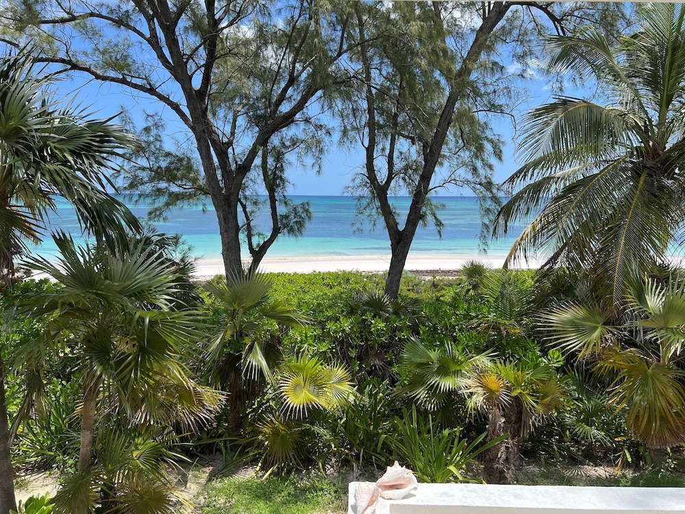 Hohum - Private Beachfront House On Exclusive Windermere 3 Bedroom Home