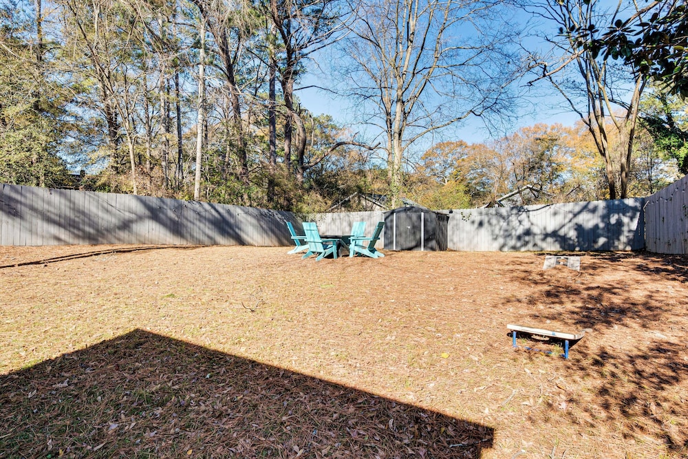7 Mi to Dtwn Atlanta! Lovely Home w/ Backyard
