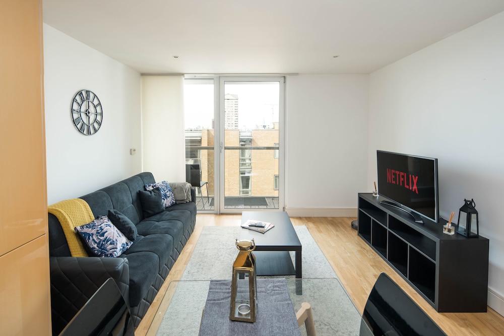 Immaculate 1-bed 1-bath Apartment in London Area
