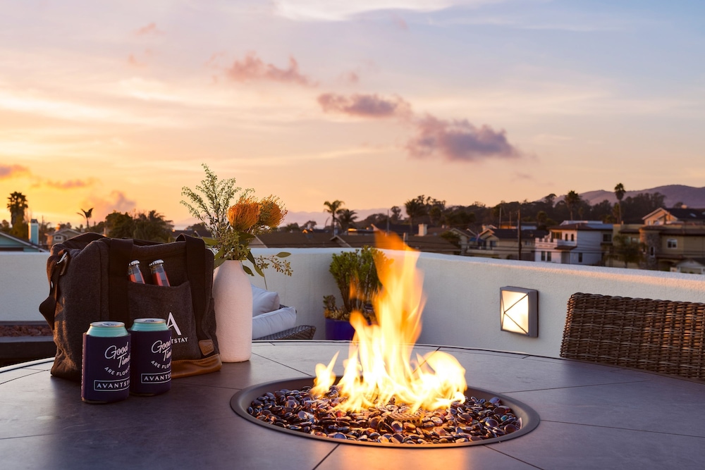 Sunset Serenity by Avantstay Rooftop w Hot Tub Fire Pit 3 Blocks to Beach
