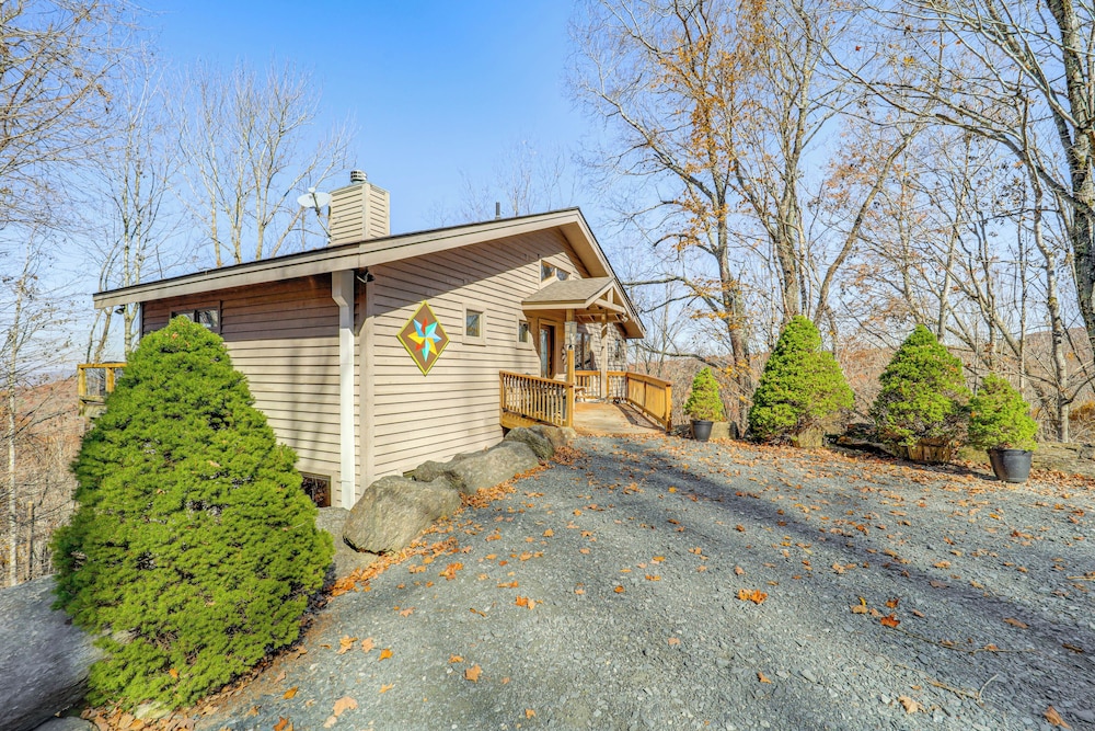 Deck, Fire Pit & Game Room: Beech Mountain Retreat