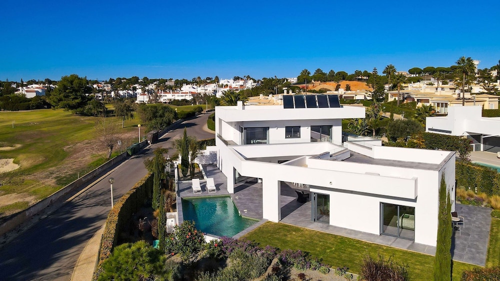 Casa Blanca Magnificent 4 Bedroom Villa With MOD