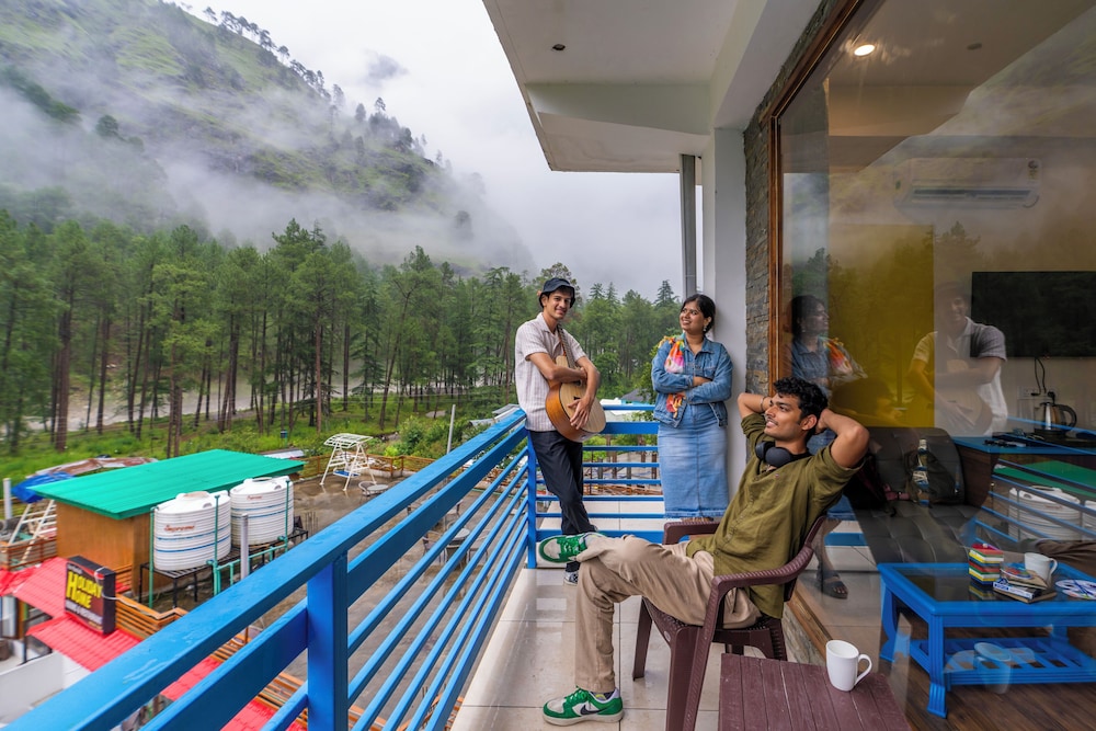goSTOPS PLUS Kasol Manikaran Road, Bar and Hostel