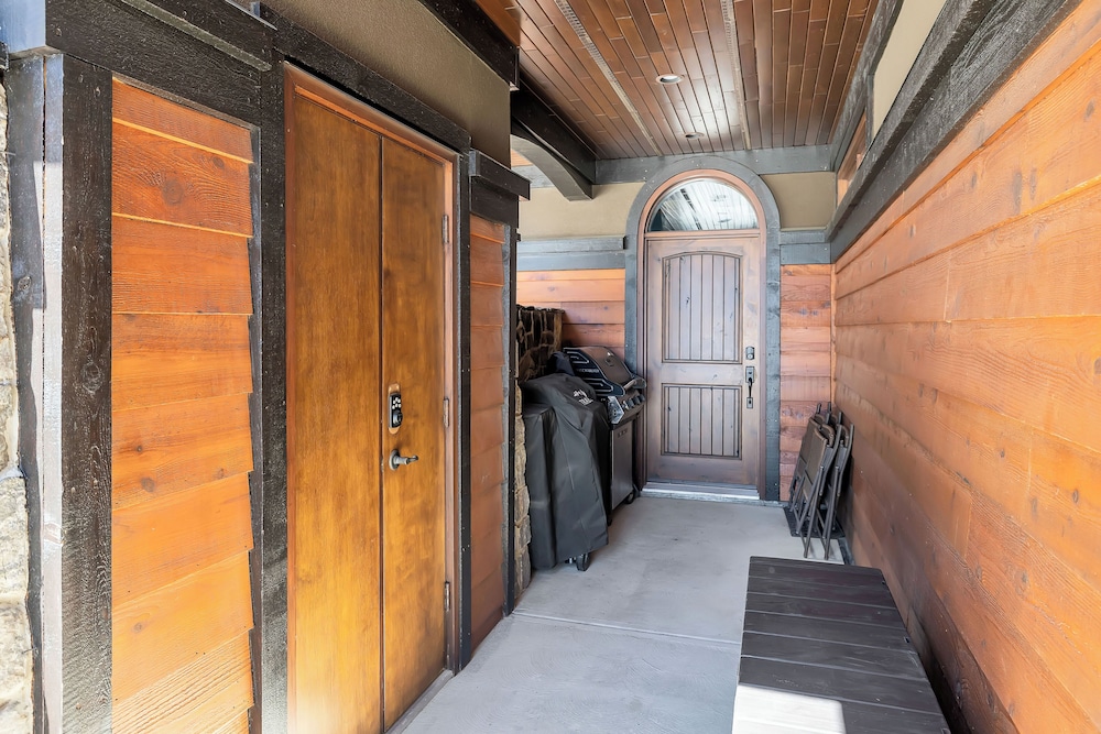 Snow Therapy Chalet Ski In Out & Hot Tub
