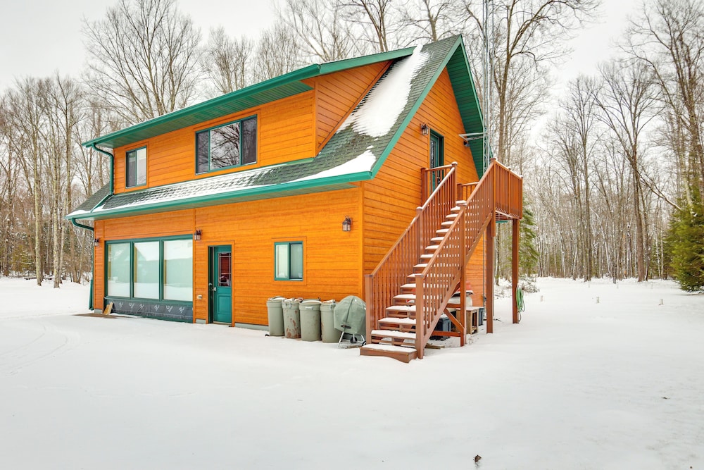Private Dock, BBQ Ready: Lakefront Fifield Home!