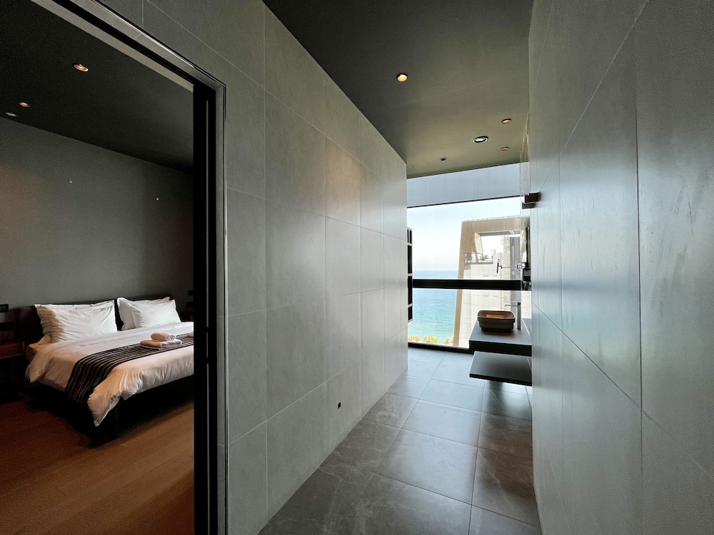 128 LIM - 2005 Stay Only Tower Suite