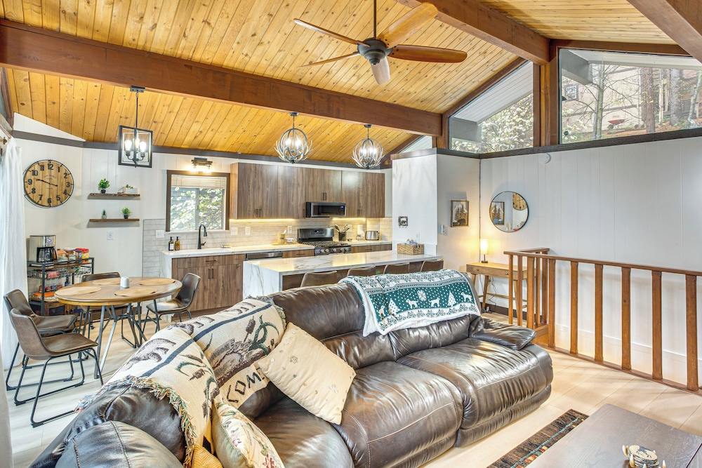 3 Mi to Lake Arrowhead Village: Pine-view Home!