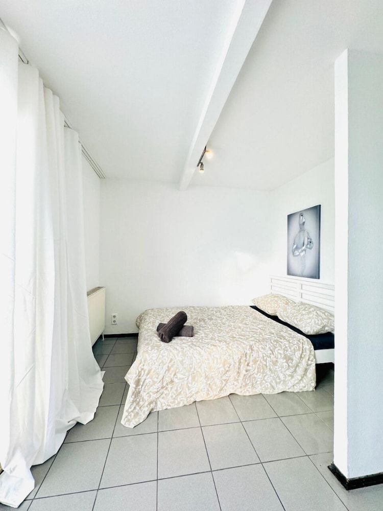 7 private Rooms in a spacious Villa